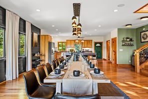 Dining - Stunning Views • Hot Tub • Sauna • Theater • Game Rooms • Sleep/Dine 23 •Firepit (Maggie Valley)