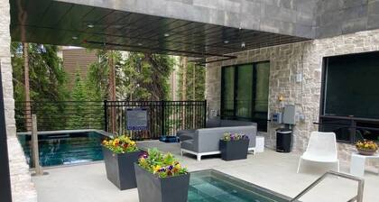 Ski & Chill | Pool & Hot Tub • Ski-in Ski-out