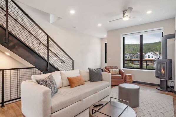 Fernseher, Kamin, Bücher, Stereoanlage