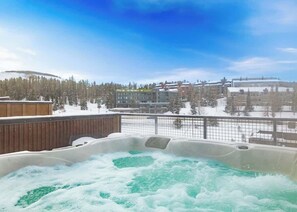 Tina de hidromasaje al aire libre