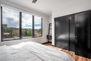 3 habitaciones, escritorio, tabla de planchar con plancha y wifi 