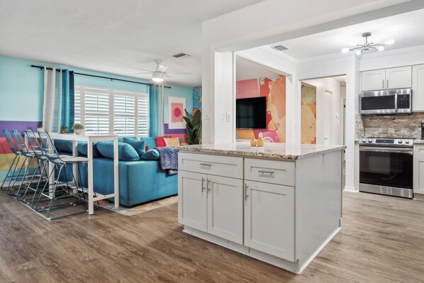 Frigorífico, microondas, horno y placa de cocina