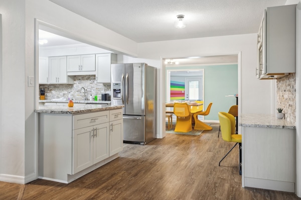 Køleskab, mikrobølgeovn, ovn, kogeplade