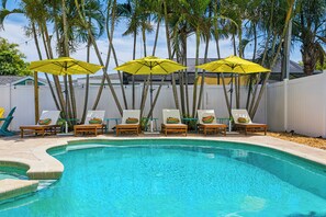 Una piscina al aire libre, una piscina climatizada