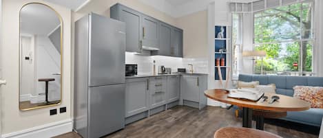 Réfrigérateur, micro-ondes, plaque de cuisson, lave-vaisselle