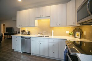 Fridge, microwave, oven, stovetop - Briefly Yours while exploring all West Kelowna has to offer! (West Kelowna)
