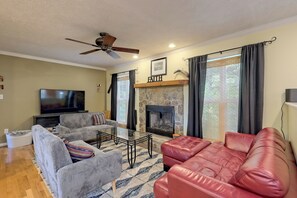 Smart TV, fireplace