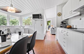 Réfrigérateur, plaque de cuisson, lave-vaisselle, cafetière/bouilloire