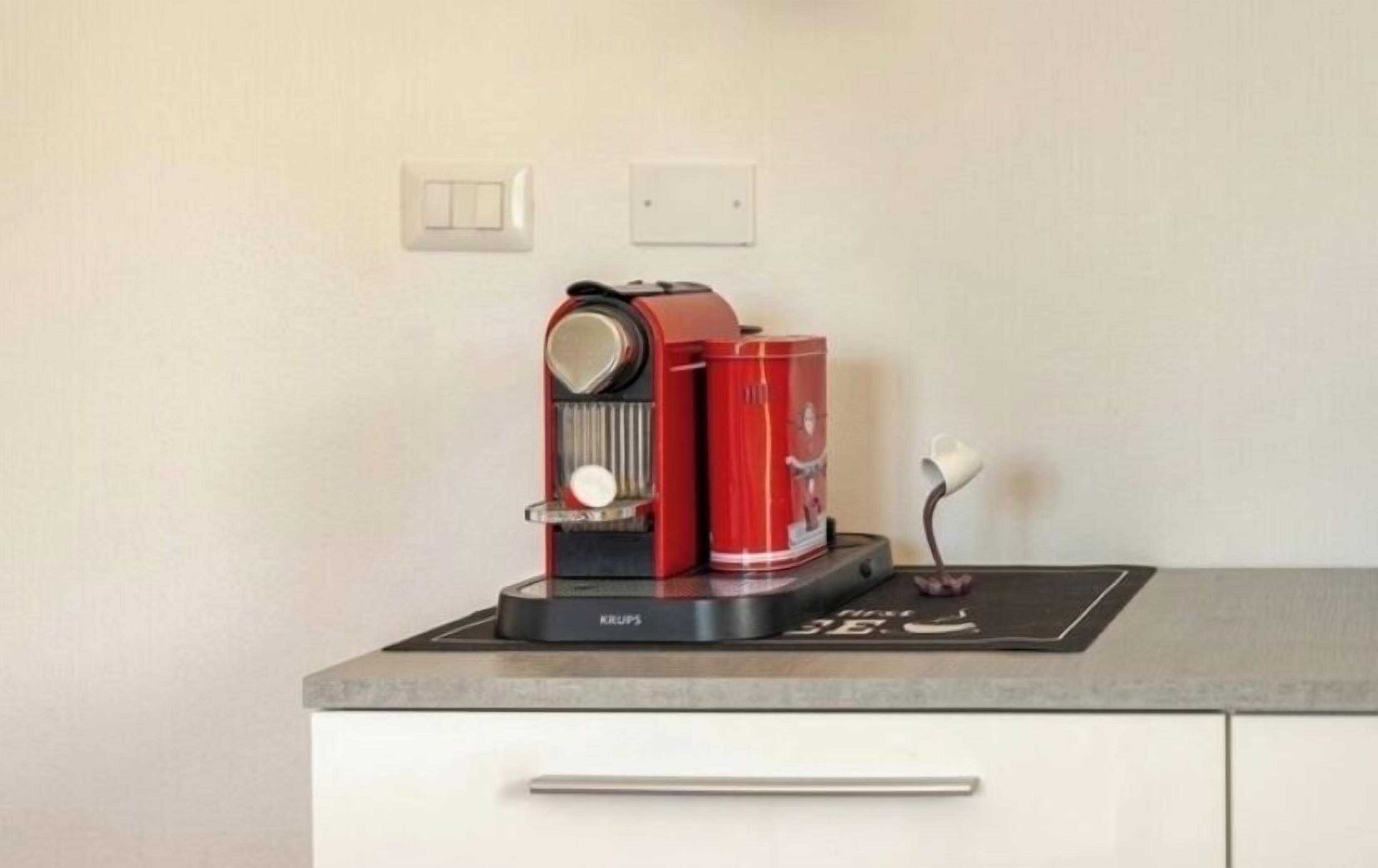 Eine Kaffeemaschine auf einer Arbeitsplatte mit einer Schublade darunter.