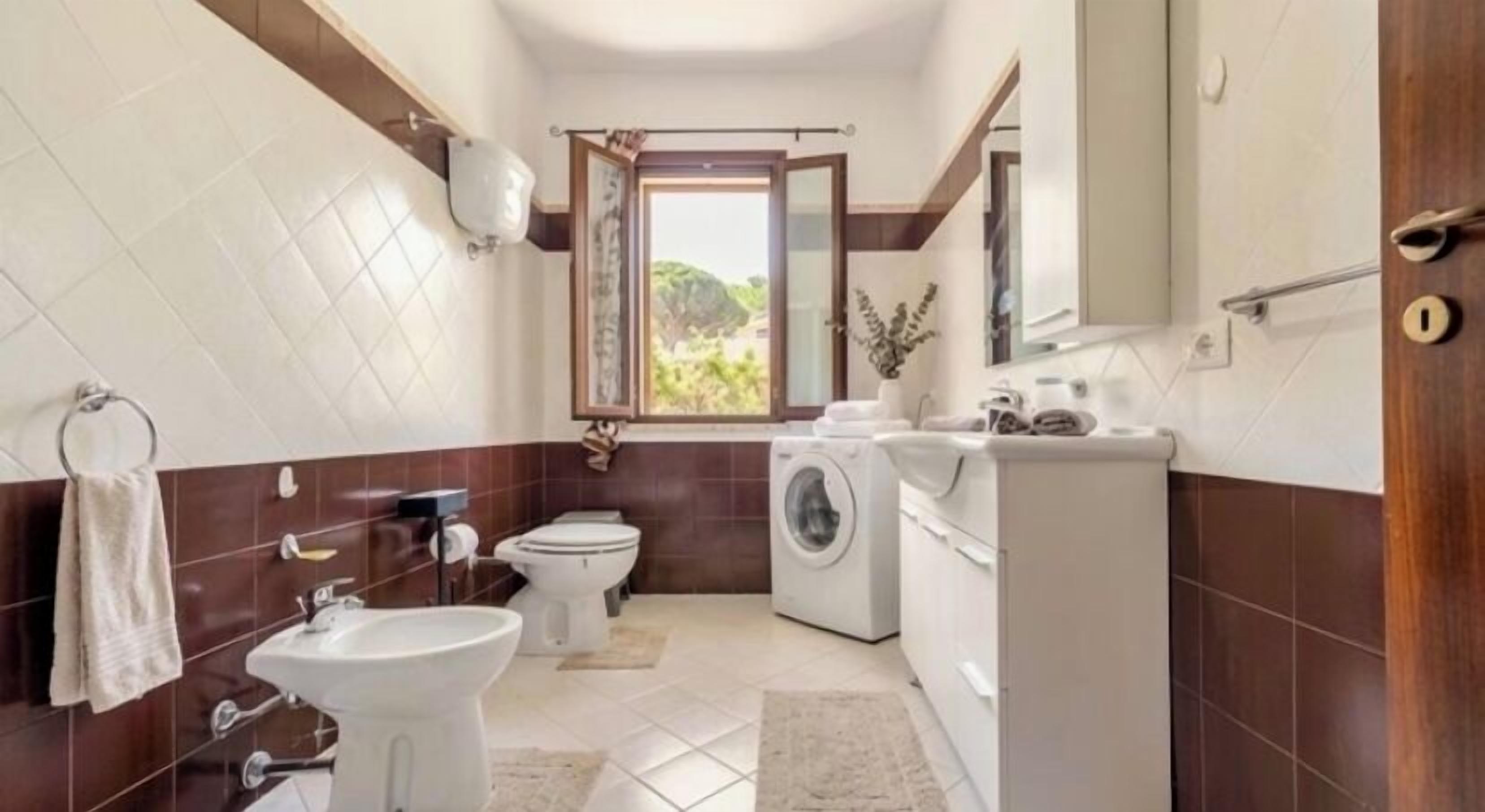 Douche, sèche-cheveux, bidet, serviettes fournies