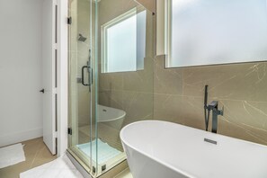 Douche, sèche-cheveux, serviettes fournies, savon
