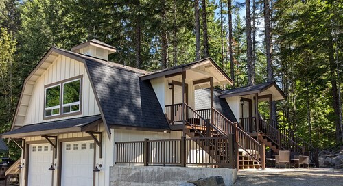Bugling Elk Bungalow: Cozy apartment with two queen beds in enchanting Packwood
