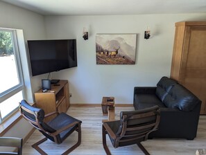 Smart TV, books - Bugling Elk Bungalow: Cozy apartment with two queen beds in enchanting Packwood (Packwood)