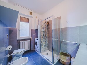 Sèche-cheveux, serviettes fournies
