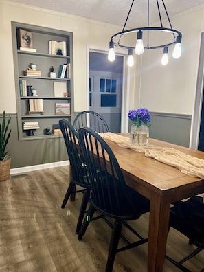 Dining - Quaint, PET-FRIENDLY cottage in downtown Bremen-games for the fam/full kitchen (Bremen)