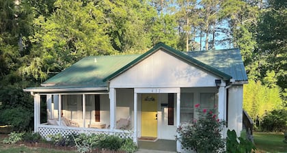 Quaint, PET-FRIENDLY cottage in downtown Bremen-games for the fam/full kitchen