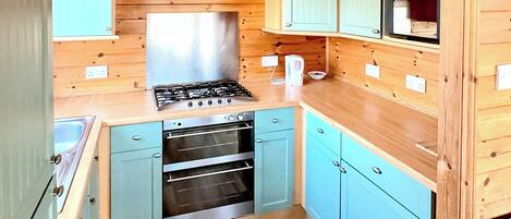 Réfrigérateur, four, plaque de cuisson, grille-pain