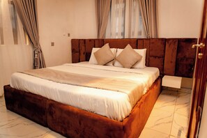 1 dormitori, planxa i posts de planxar, wifi i roba de llit