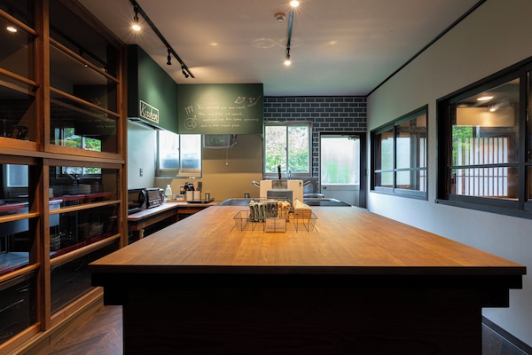 Frigobar, microondas, tostadora y arrocera