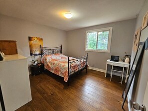 3 bedrooms, iron/ironing board, WiFi, bed sheets
