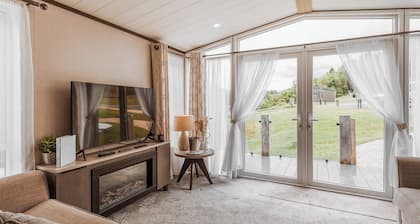 Sycamore Lodge VIP Hot Tub and Pet Friendly