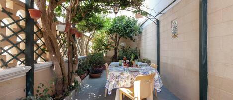 تناول الطعام بالخارج