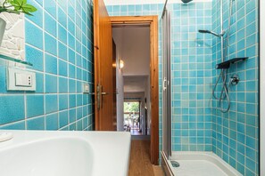 Douche, bidet, serviettes fournies