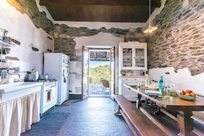 Fridge, oven, stovetop, dishwasher - Baddi Di La Predda, Sassari, Italy (Sassari)