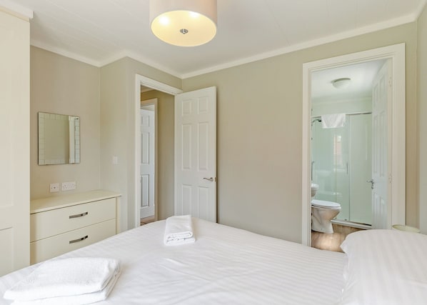3 bedrooms - Escape to the Jasmine Lodge, nestled amidst stunning rolling countryside. (Nr St Austell)