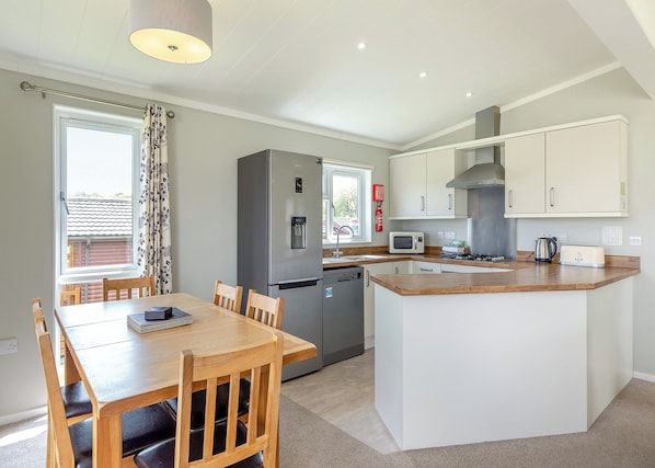 Fridge, oven, stovetop, toaster - Escape to the Jasmine Lodge, nestled amidst stunning rolling countryside. (Nr St Austell)