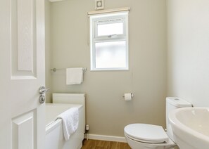 Bathroom - Escape to the Jasmine Lodge, nestled amidst stunning rolling countryside. (Nr St Austell)