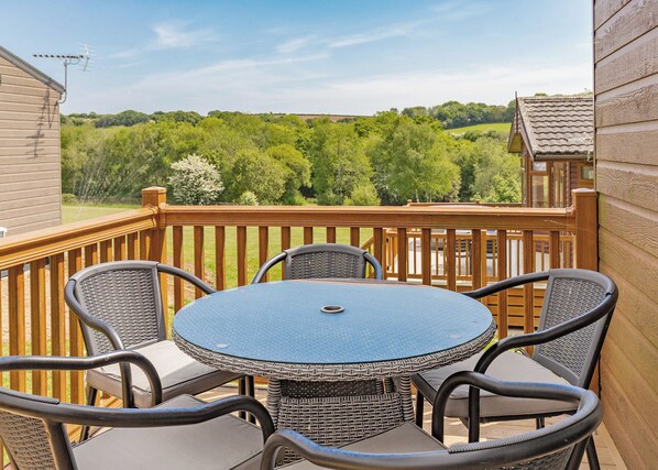 Outdoor dining - Escape to the Jasmine Lodge, nestled amidst stunning rolling countryside. (Nr St Austell)