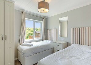 3 bedrooms - Escape to the Jasmine Lodge, nestled amidst stunning rolling countryside. (Nr St Austell)