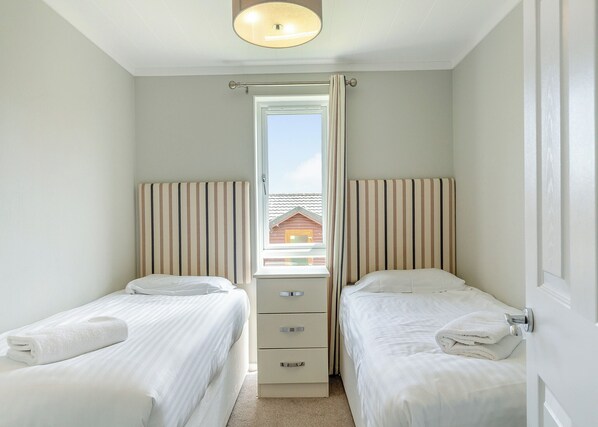 3 bedrooms - Escape to the Jasmine Lodge, nestled amidst stunning rolling countryside. (Nr St Austell)