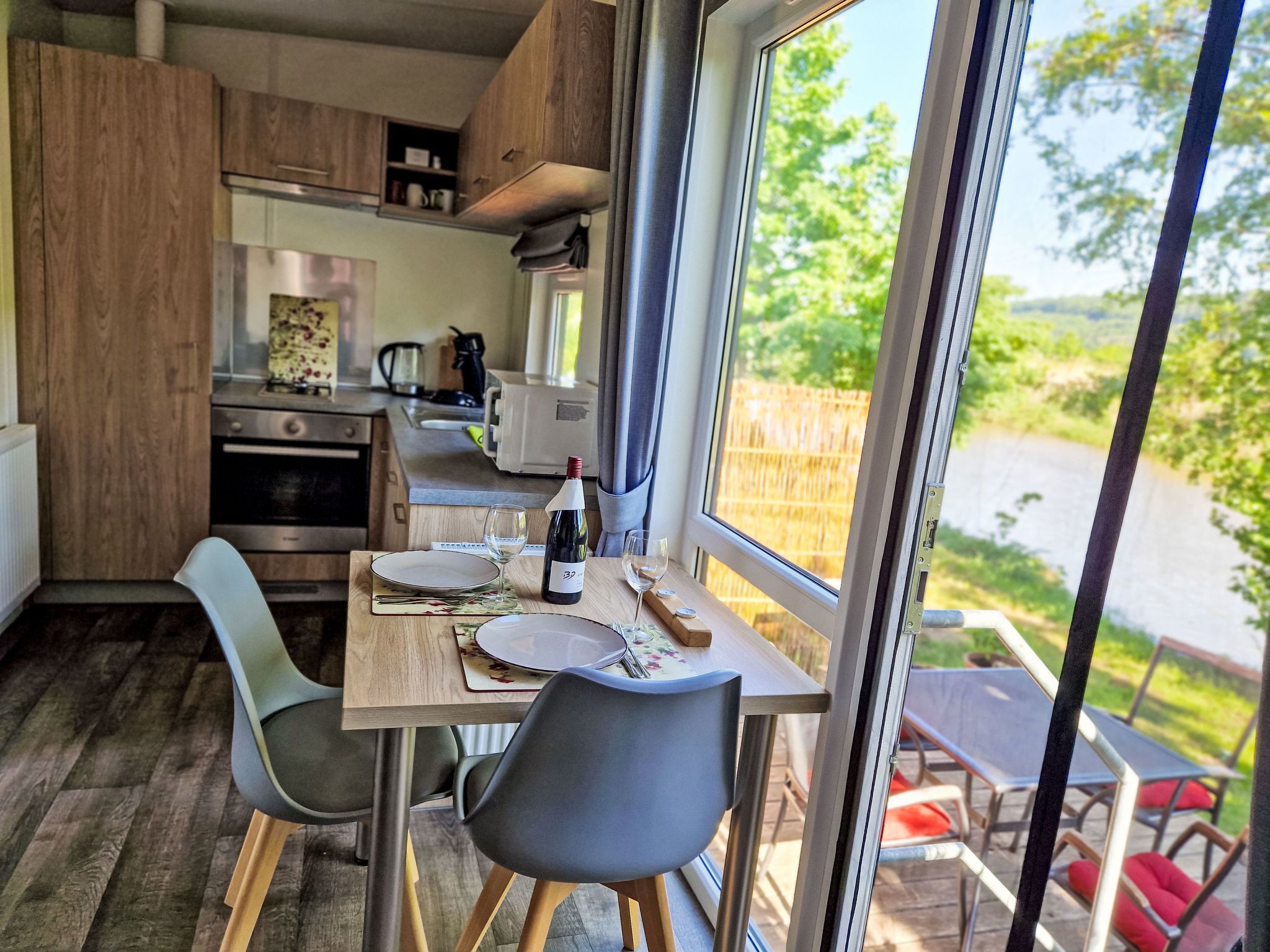 Kühlschrank, Mikrowelle, Ofen, Kochgeschirr/Geschirr/Besteck