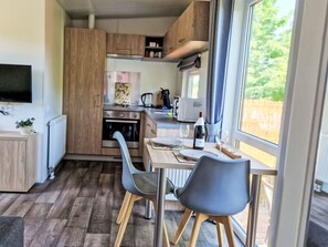 Kühlschrank, Mikrowelle, Ofen, Kochgeschirr/Geschirr/Besteck