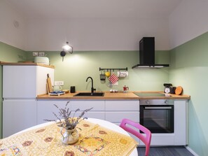 Kylskåp, ugn, diskmaskin och grytor/köksredskap