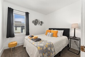 2 slaapkamers, een bureau, een strijkplank/strijkijzer, reisbedje