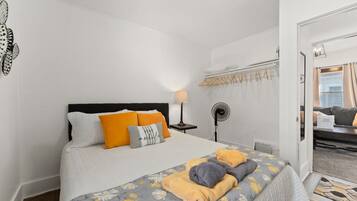 2 makuuhuonetta, työpöytä, silitysrauta/-lauta, vauvan matkasänky