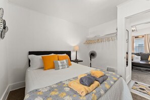 2 Schlafzimmer, Schreibtisch, Bügeleisen/Bügelbrett, Reisekinderbett