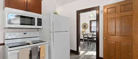 Refrigerador, microondas, horno y cafetera y tetera