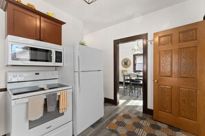 Een koelkast, een microgolfoven, een oven