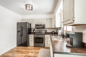 Kylskåp, mikrovågsugn, ugn och spishäll