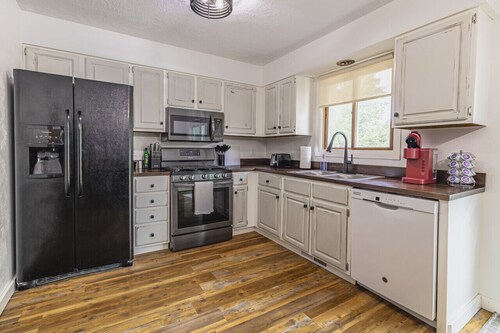 Quiet neighborhood | Pet friendly | 2 bed 1 bath