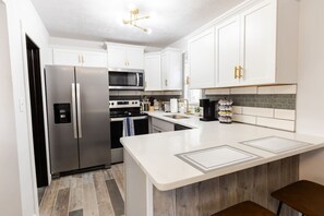 Kjøleskap, mikrobølgeovn, ovn og kokeplater