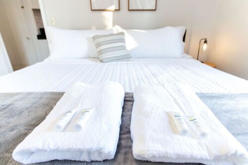 Downtown Landing | King bed | Pet Friendly