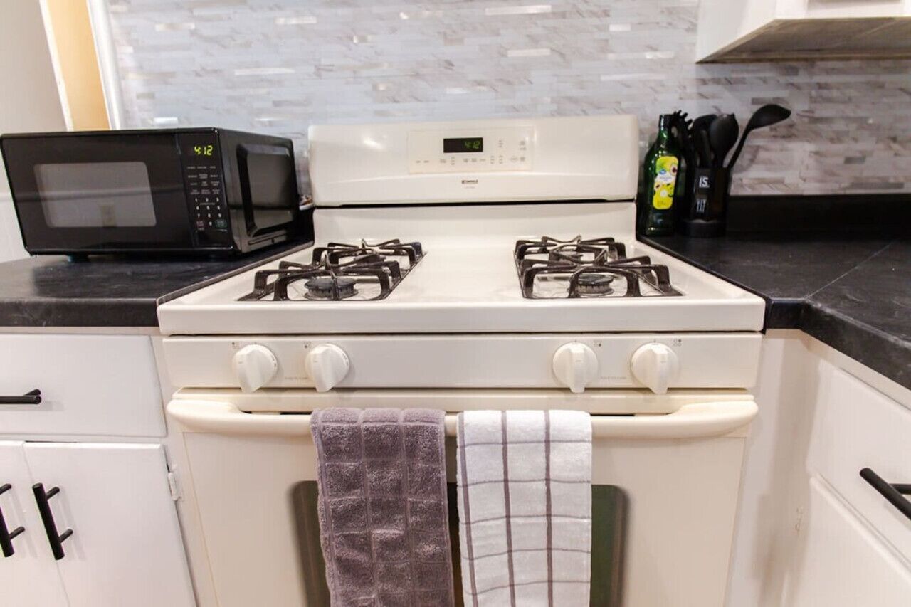 Refrigerador, microondas, horno y parrilla de estufa 