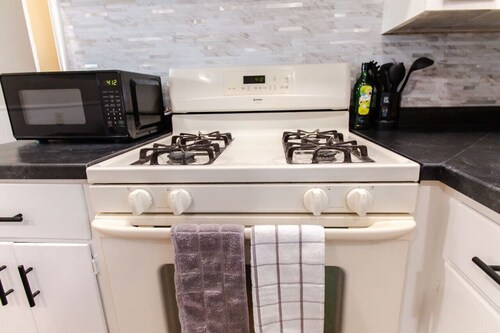 Downtown Landing | King bed | Pet Friendly