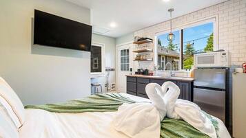 2 bedrooms, iron/ironing board, free WiFi, bed sheets