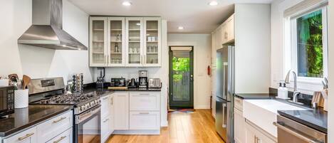 Een koelkast, een microgolfoven, een oven, een kookplaat